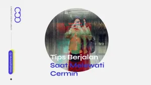 wanita berjalan melewati cermin